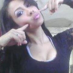 Carioca, AMO Rock'n roll e MPB , AMO skate e AMO fazer amigos ! Se me seguir no Twitter, te sigo também ! Ah, sigam- me também no Facebook : Cintia Emília !
