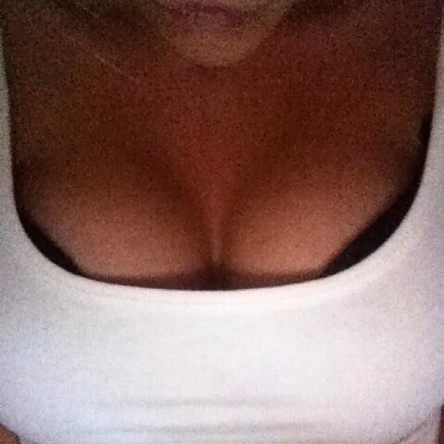 Always horny babe, dm of tweet me nasty berichtjes! Hmmm.. Ready for you!!