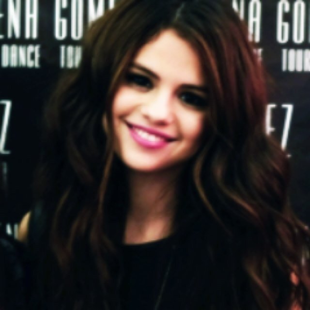 Compte Source sur la belle et talentueuse Selena Marie Gomez. Vous trouverez des News, Photos, Vidéos, Facts, Quotes & plus.  Les Infos sont dans les favoris.