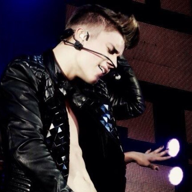 JUSTIN DREW BIEBER !!