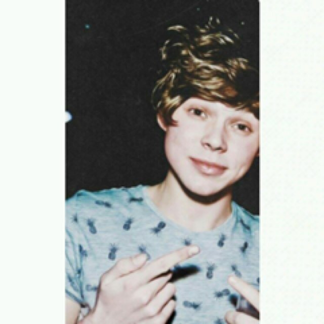 follow @giggIeashton please (: