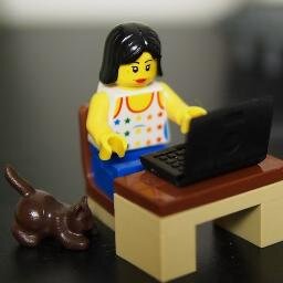 모든 사람은 예술가로 태어나며 예술가로 살아갈 수 있어야 한다고, 모두에게 그럴 권리가 있음을 믿는다.
어른과 아이가 평생 그림책을 가까이하는 사회를 만드는 일을 하고 싶다.
곧 '하고 싶다'는 말을 '하고 있다'라고 바꾸기 위해 오늘도 즐겁게 한걸음씩 나아간다.