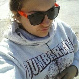 tu qe enseñaste a ser sincera sin temor a lo qe pienso evitando la mentira tu qe siempre has estado presente cuando no estaba la gente qe tanto me prometia...♪