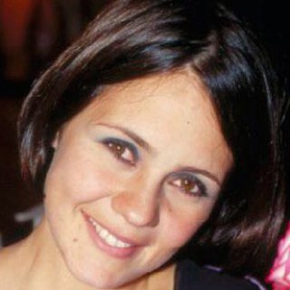 Sou uma mulher moderna, da década de 20. Recuso o papel feminino de me restringir a lavar ceroulas em um tanque. Odeio casamento! (Conta de interpretação)