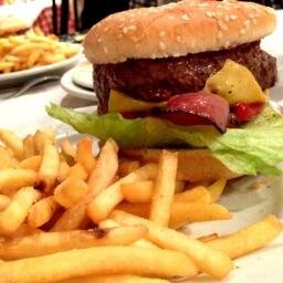 Las mejores hamburguesas y el pollo más tuco lo encuentras solo en la 11ava de la Alborada. La Carreta de Soto