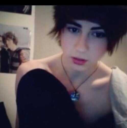 Im maxxie :3 and I like boys c: 17|single|gay