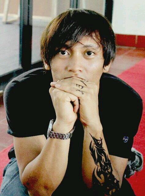 pemain guitar yg budiman & tdk smbong ..
 sukses ke'dpnnya & lancar urusan'a ..
 baik +jujur org'a .. :D