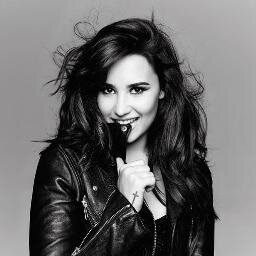 Im a lovatic and selenator Demi and Selena pls follow me pls