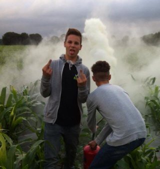 ROCKET SHIP BUILDER 15 yonks old English lad  2K13
Follow mee i'll follow back for sure 
' fuck nugget ' .... !!