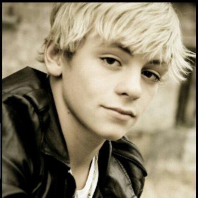 im a baker eigth grader r5er directioner mahomie follow me and ill give you a cookie