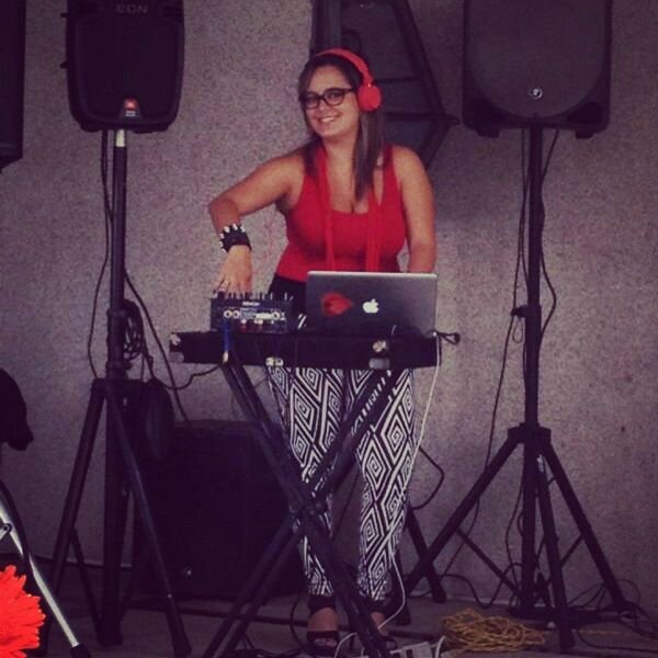 Djane producer de musica electronica- abogado en cualquier materia - diseñadora de accesorios para ellas- repostera!