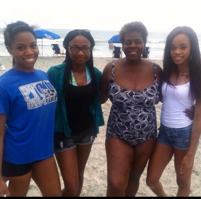 Lainie_Liz's profile picture. A small lil thing without a care in the world. Your Boyfriend SUCKS compared to mine @TheAlcamech ❤ You care?? No?? Well I do #Aries #Nerd #Succesful C/O 2014!