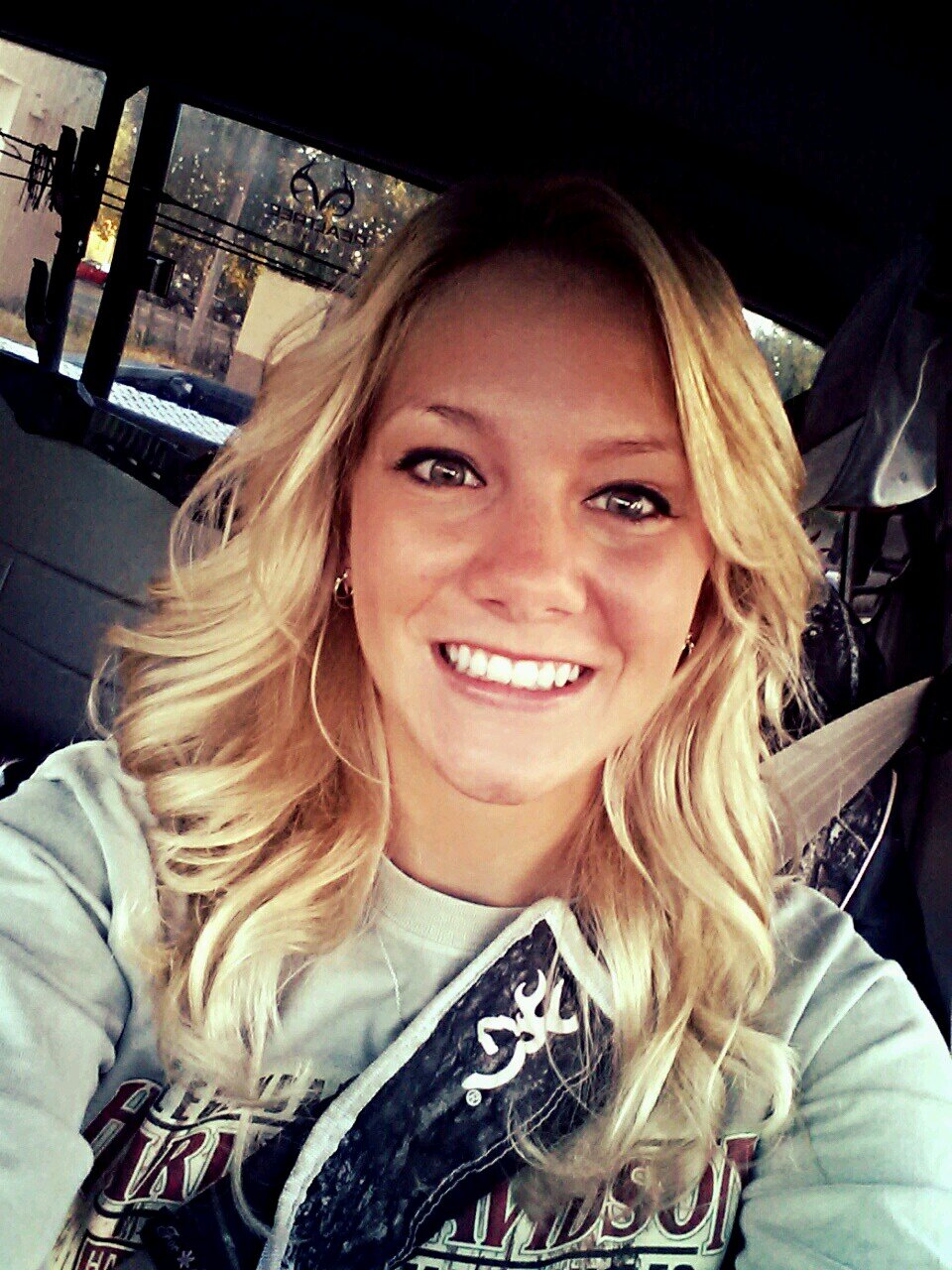And it's a great day to be alive
I know the sun's still shinin' when I close my eyes