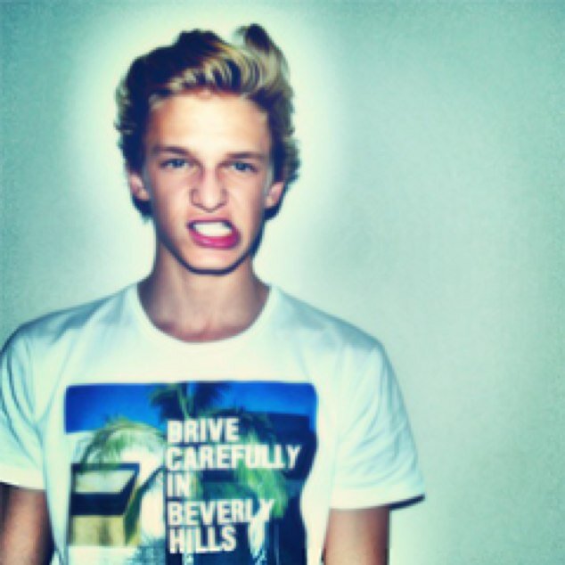 FlirtFaux's profile picture. La da dee