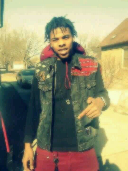 Identical twin , 2 beautiful daughters, 20, may12, follow n i'll follow ya back follow my twin @Dboy_Moore