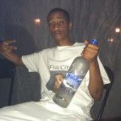 Screaming free my bros that's behind those bars
Free citi free Dre free snoop free blood