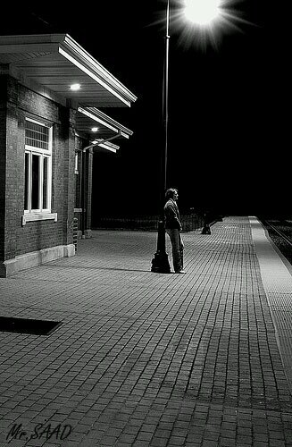 ‏‏‏‏‏‏لن / تكون (قمرآ) رائعآ لو لم ((يُحاصِرُكَ)) (الظلام)..!!