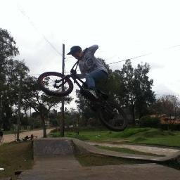 Me llamo francisco tengo 13 años y bla bla bla vivo en el pinar . Seguime y te sigo ;)