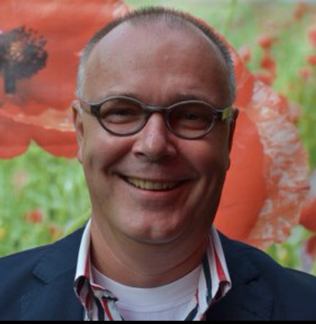 Manager, gehuwd, drie kinderen, jong van geest en levensgenieter
