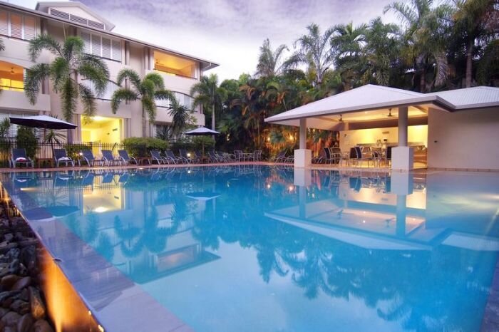 Ph (07) 4087 2300 Cayman Villas offer 4.5 star rated villas, luxury apartments, and a heated pool.