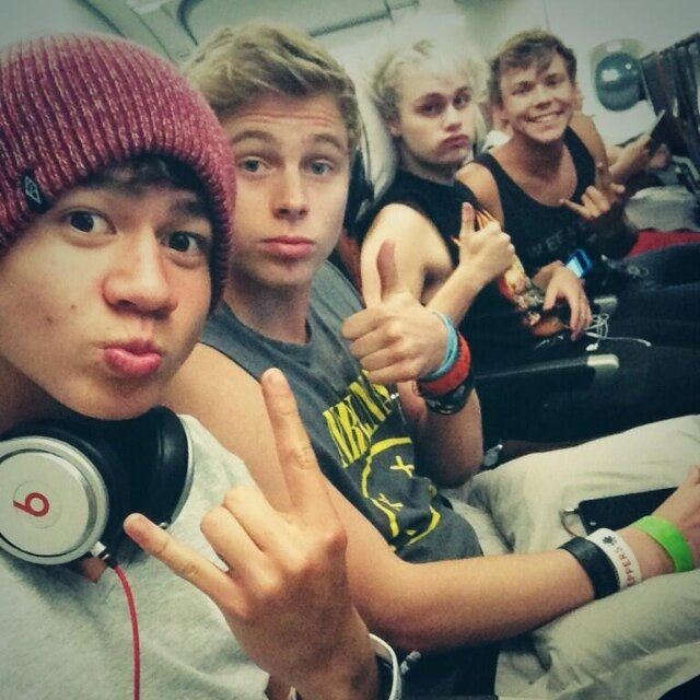 We made this page because we wanted to show our boys that they have supporters here in Denmark 2. @5secsofsummer , We're so proud of you
CALUM FOLLOWED 25/03/13