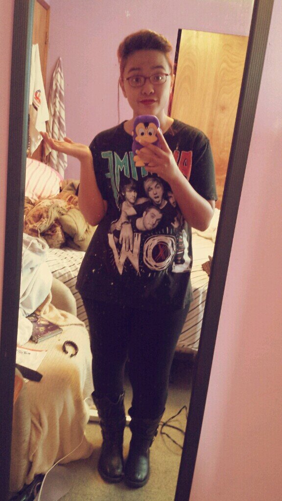 I love writing, concerts and music! I enjoy listening to boys in bands!