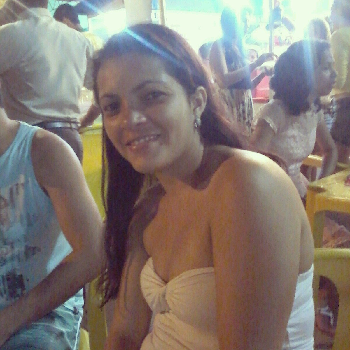 Estou interessada em músicas, fotos, vídeos e informações do mundo,e manter sempre contato com os amigos...