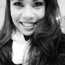 ; Sou desastrada, ñn tenho corpo perfeitto meu cabelo é bagunçado, sou São Paulinna, chocolatraaa & bandidÁ da @SuuaCorinthiana ;pp