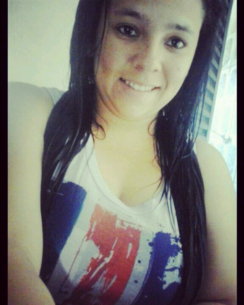 Um sorriso , um abraço apertado , uma música , estar com quem eu gosto , rir até a barriga doer . São coisas simples mais me faz muito feliz