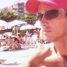 Eu posso ser quem eu quiser...
Posso me fantasiar como nos teus sonhos,
 ou simplesmente usar uma máscara com o desenho do meu rosto...
SANTOS F.C. SEMPRE