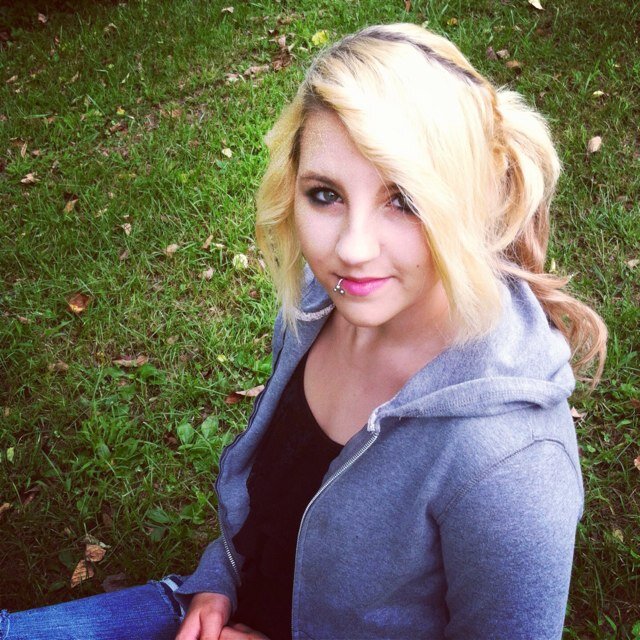 Hi I'm Karissa.c: I live life day by day. Love Blink-182. Hate people with no common sense. Reckless and not a fuck given. Feel free to tweet me :D