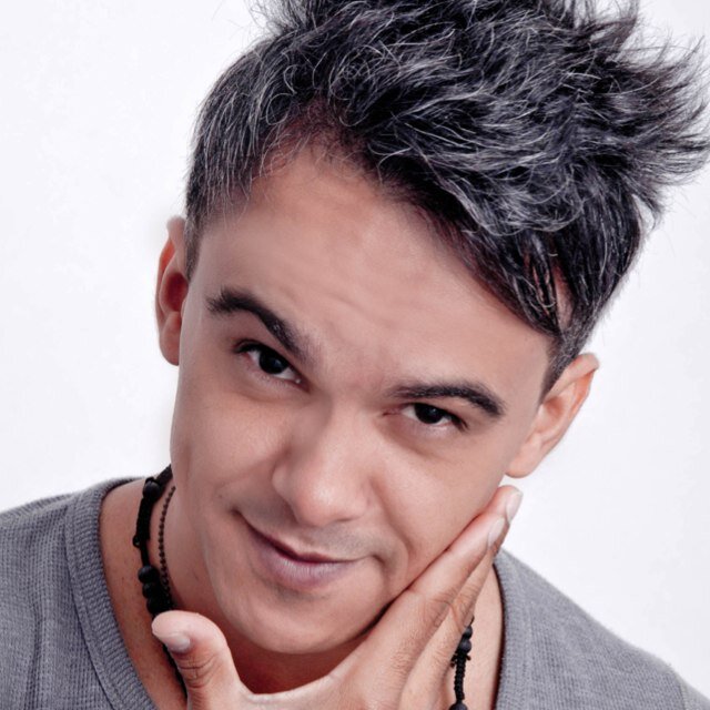 cantor- compositor. lider do TRIO CHAPAHALLS por 12 anos. 13 CDS. 4 DVDS 14 TURNES INTERNACIONAIS.