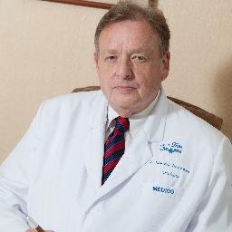 Médico especialista em Urologia.