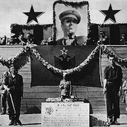 La única garantía posible de democracia es un fusil en el hombro de cada obrero.# V. Lenin