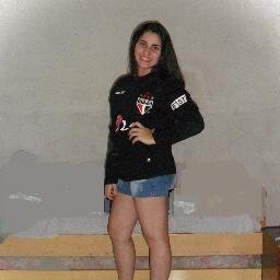 Sempre disposta ela sempre tá contente
É estilosa tem um jeito irreverente
Nunca fecha a cara anda solta e sorridente ♫♫