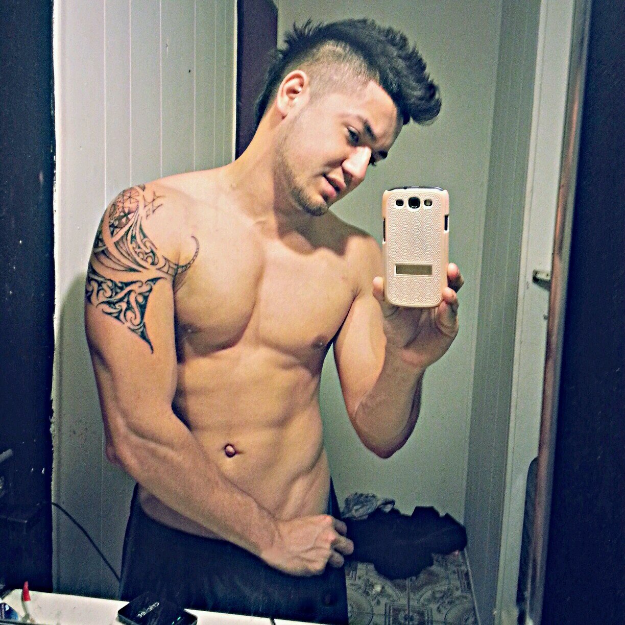 20
Aesthetic/ BoldyBuilder, MMA FIGHTER, MyNightLife Events Promoter(Azpartyrockers )