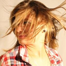 Cantora, Bióloga, uma menina simples que adora o que faz...Deus em primeiro lugar...Familia, amigos, estudos, musicas, tudos faz parte da minha vida...