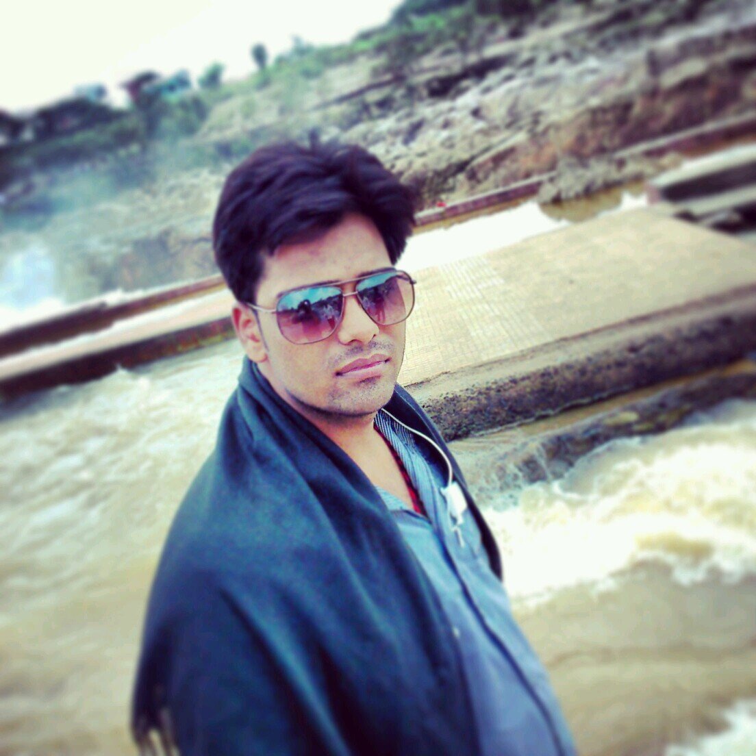 love cricket and searching my girlfriend
u can met me on facebook and orkut
http://t.co/PCSUy1qzEF