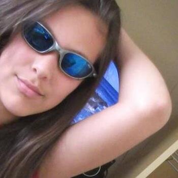 A menina que usava o all star
tradicionall e uma bermuda brega,
mais que hoje solta seus cabelos e
desfila pra causar inveja. :