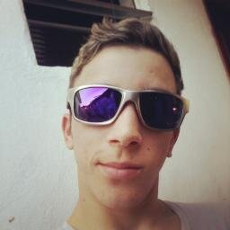 Coberto de glória e louvor
Coroado pelos anjos e querubins,
Adorado pelos homens, e amado nos céus
Deus de misericórdia que é sempre fiel (8)