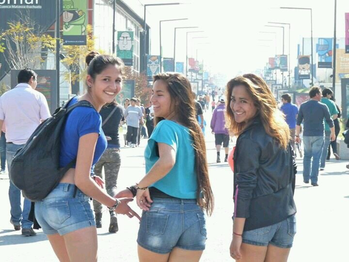 Tengo 15 años :)
me gusta mucho la musica y me distrae dde los momentos maalos..