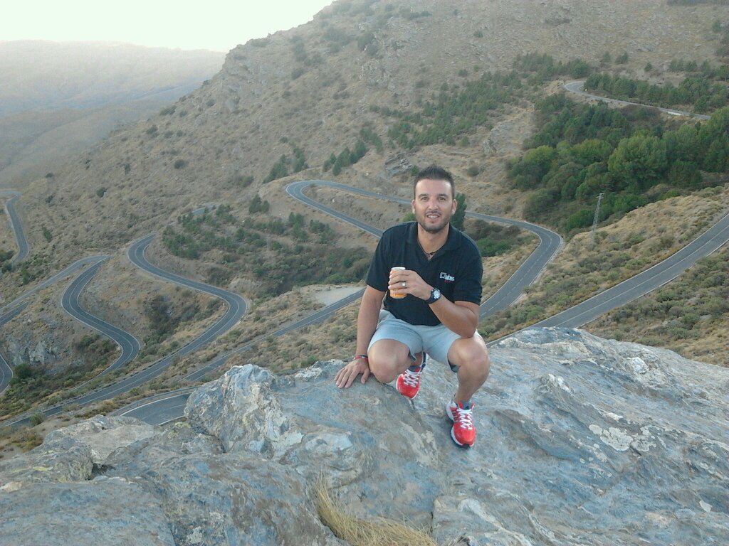un tío muy merengue deportista de somontin  muy español y además gunglero