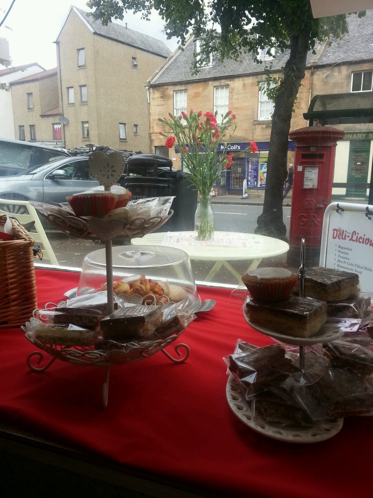 N&Ds Deli-licious is a NEW sandwich take away shop in Linlithgow. Everything is homemade & homebaked. we're a warm welcomin shop with a great variety of foods