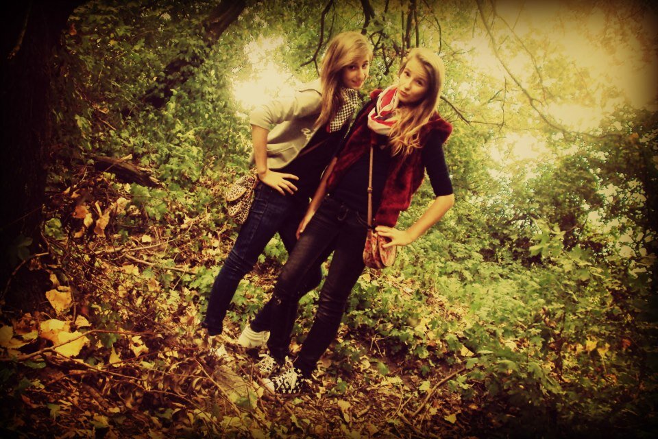 Hi! We are Laura&Ornella.We love sing♥ Directioners ∞ FOLLOW US! :)