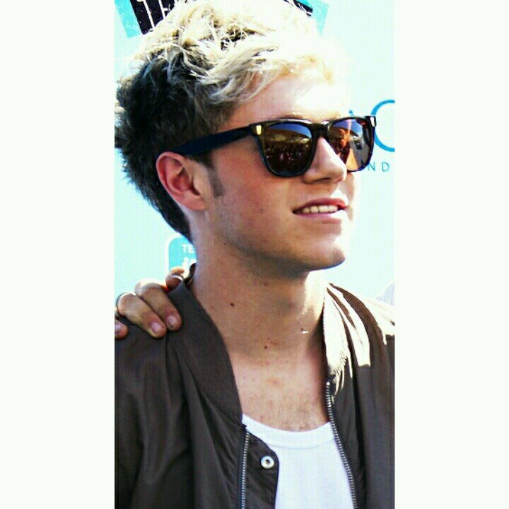 YOU GOT A FOLLOW. PLEASE FOLLOW ME BACK HERE @dana_horan_mars THANKS ILYSM (: