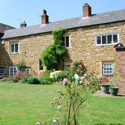 Idyllic 4 star Grade II listed self-catering cottage and home from home near Harlaxton Manor! Sleeps 8+2inf+pet. No booking fee. 9.4/10 guest rating.