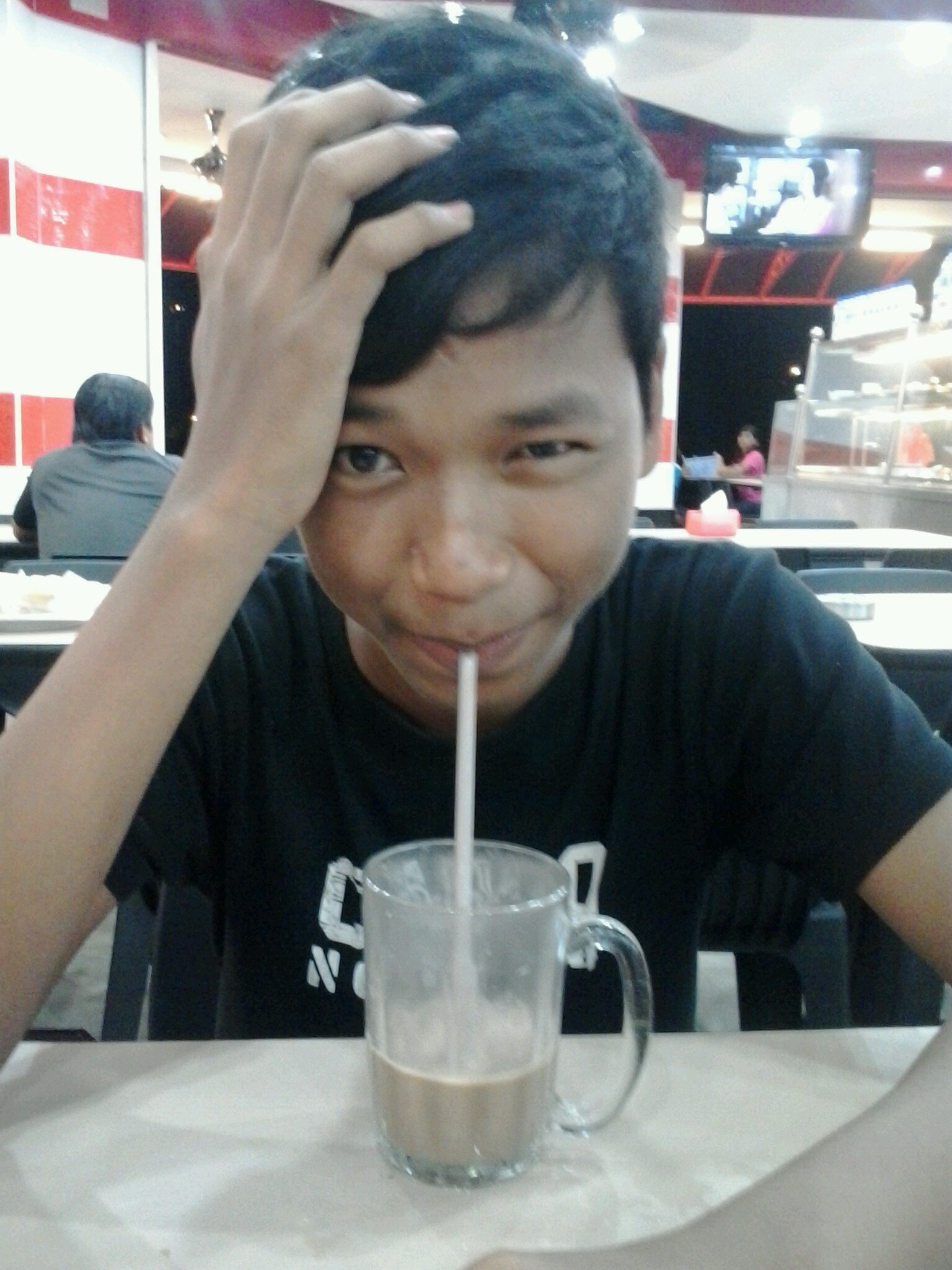 hyee...juz call me daus..sweet 17...x sombong..semua orang sye layann....(_)