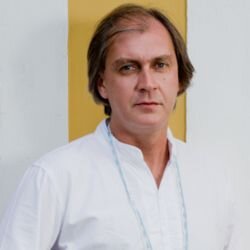 Cantor, compositor, violonista e produtor musical.
