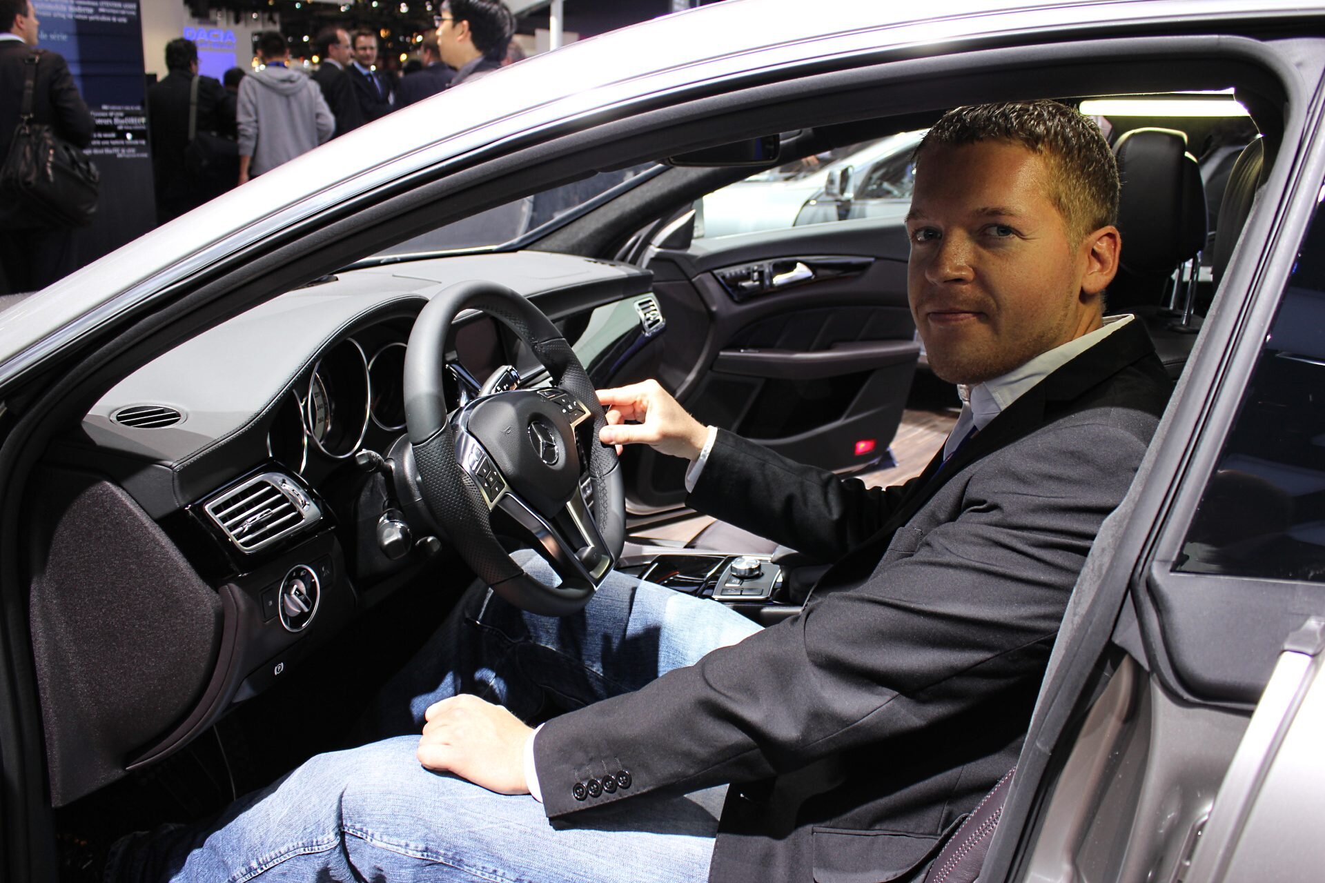 Schreibt über und macht Videos mit Autos @auto_news und @TopGear_DE. Liebt Sechzig München und Bier.