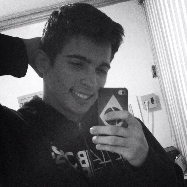 Sorria bonito e deixe os outros quererem descobrir qual é o segredo que faz você rir. Instagram // @juninhoforte
